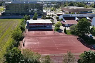 Außenansicht des Sportplatzes des Gymnasiums Kirchheim
