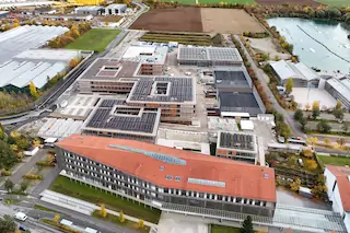 Außenansicht der St.-Emmeram-Realschule von oben