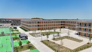 Drohnenansicht des Schulcampus Aschheim