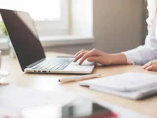 Frau sitzt am Arbeitsplatz