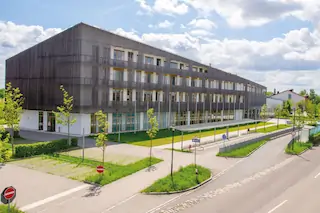 Außenansicht der Hauptseite der St.-Emmeram-Realschule